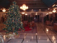 Marrakech dec2004 266 Hall de l'htel Sheraton. Ya un sapin de nouiyle ! je me demande pourquoi ils n'ont pas mis un palmier...
